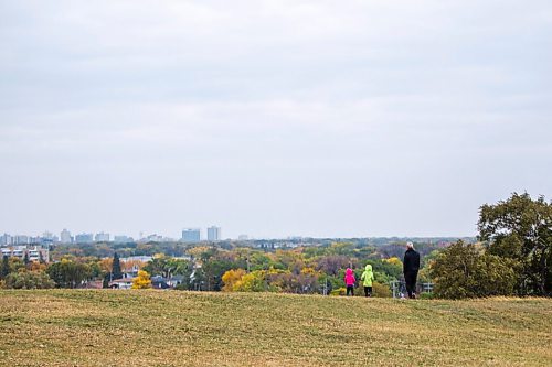 MIKAELA MACKENZIE / WINNIPEG FREE PRESS

Howie Eugenio (right) and his kids, Veyda (two, left) and Bishop (three) go for a walk on a windy day at Westview Park in Winnipeg on Monday, Sept. 21, 2020.  Standup.

Winnipeg Free Press 2020