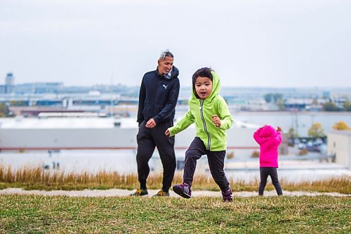 MIKAELA MACKENZIE / WINNIPEG FREE PRESS

Howie Eugenio (left) and his kids, Bishop (three), and Veyda (two) go for a walk on a windy day at Westview Park in Winnipeg on Monday, Sept. 21, 2020.  Standup.

Winnipeg Free Press 2020