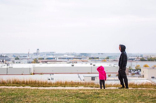 MIKAELA MACKENZIE / WINNIPEG FREE PRESS

Howie Eugenio and his daughter Veyda (two) go for a walk on a windy day at Westview Park in Winnipeg on Monday, Sept. 21, 2020.  Standup.

Winnipeg Free Press 2020