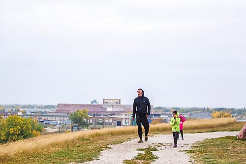 MIKAELA MACKENZIE / WINNIPEG FREE PRESS

Howie Eugenio (left) and his kids, Bishop (three) and Veyda (two) go for a walk on a windy day at Westview Park in Winnipeg on Monday, Sept. 21, 2020.  Standup.

Winnipeg Free Press 2020