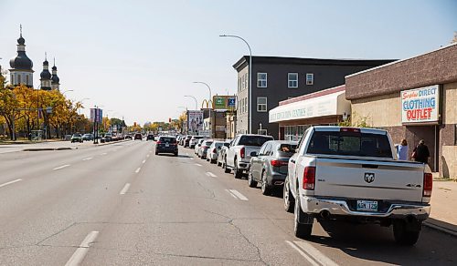 MIKE DEAL / WINNIPEG FREE PRESS
The very long line of cars with people waiting to get tested at the COVID-19 testing facility at 1284 Main Street around 12:30pm. 
The line goes south on Main Street from in front of 1244 Main Street to Mountain Avenue. From Mountain Ave to Charles Street and up Charles Street to Church Avenue where the line enters the testing site parking lot and snakes back and forth into the building facility.
Photo is of cars on Main Street heading towards Mountain Ave.
200922 - Tuesday, September 22, 2020.