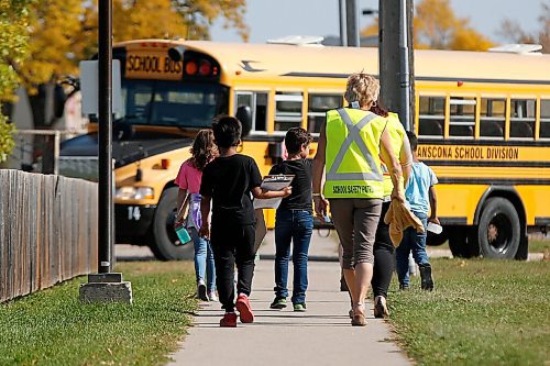 JOHN WOODS / WINNIPEG FREE PRESS
Students return to school after an outdoor classroom at John Pritchard School in Winnipeg Tuesday, September 22, 2020. John Pritchard has twenty people who have tested positive for COVID-19.

Reporter: Waldman