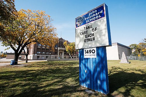 JOHN WOODS / WINNIPEG FREE PRESS
Parents and grandparents pick up their children at John Pritchard School in Winnipeg Tuesday, September 22, 2020. John Pritchard has twenty people who have tested positive for COVID-19.

Reporter: Waldman