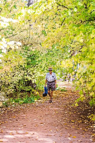 MIKAELA MACKENZIE / WINNIPEG FREE PRESS

Irwin Hayes, 93, goes on a walk through Kildonan Park on the first day of fall in Winnipeg on Tuesday, Sept. 22, 2020.  He walks nearly every day, and has enjoyed watching the leaves turn colour. Standup.

Winnipeg Free Press 2020