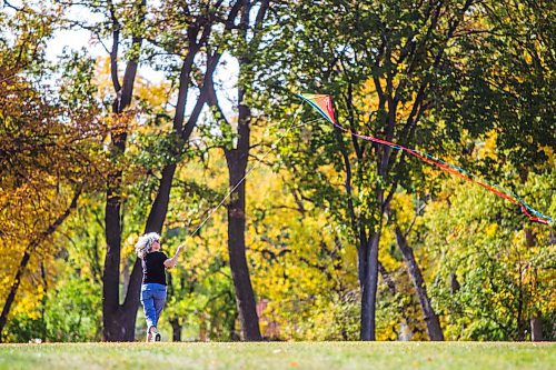 MIKAELA MACKENZIE / WINNIPEG FREE PRESS

Jackie Pyrz flies a kite at Kildonan Park on the first day of fall in Winnipeg on Tuesday, Sept. 22, 2020.  Standup.

Winnipeg Free Press 2020