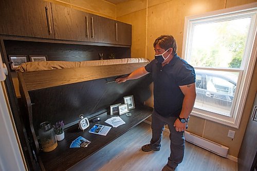 MIKE DEAL / WINNIPEG FREE PRESS
Jason Vitt pulls down the optional hidden bed/desk in the bedroom of the 379sqft Micro Mezzo that Mezzo Homes produce in their construction facility in Selkirk, MB.
200924 - Thursday, September 24, 2020.