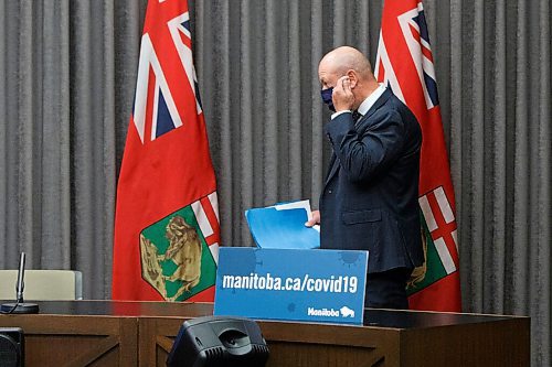 MIKE DEAL / WINNIPEG FREE PRESS
Dr. Brent Roussin, chief provincial public health officer, arrives wearing a mask for the latest COVID-19 update. Dr. Roussin announced that the Winnipeg Metropolitan Region will be going to the Pandemic Response System level, Restricted (Orange), on Monday, September 28.
200925 - Friday, September 25, 2020.