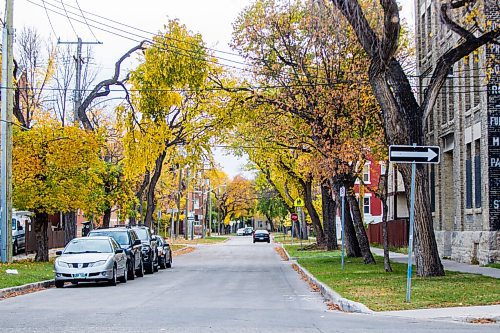 MIKAELA MACKENZIE / WINNIPEG FREE PRESS

Kate Street at McDermot Avenue in Winnipeg on Monday, Sept. 28, 2020. A homicide investigation is taking place on the first 100 block of Kate Street.


Winnipeg Free Press 2020