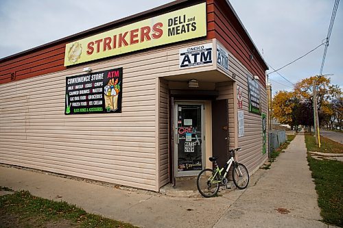 MIKE DEAL / WINNIPEG FREE PRESS
The corner store, Strikers deli and meats, on Burrows Avenue, Monday morning the first day that masks need to be worn inside public spaces. The province has mandated that the Winnipeg Metropolitan Region be downgraded to the Pandemic Response System level, Restricted (Orange) for the next four weeks.
200928 - Monday, September 28, 2020.