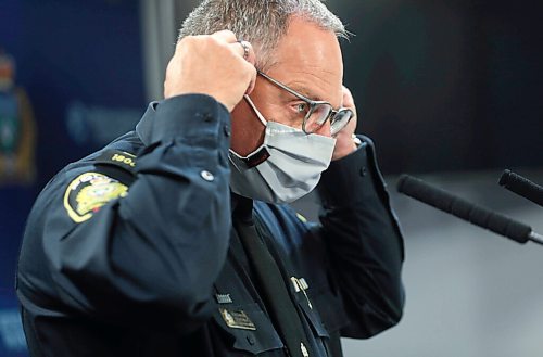 RUTH BONNEVILLE / WINNIPEG FREE PRESS


Local - Police Presser 

Constable Rob Carver puts his mask back before leaving the podium after answering questions from the media at the WPS HQ on Monday.




Sept 28th,, 2020