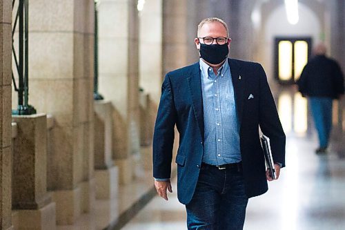 MIKAELA MACKENZIE / WINNIPEG FREE PRESS

Minister of finance Scott Fielding wears a mask while walking through the halls at the Manitoba Legislative Building in Winnipeg on Monday, Sept. 28, 2020.

Winnipeg Free Press 2020