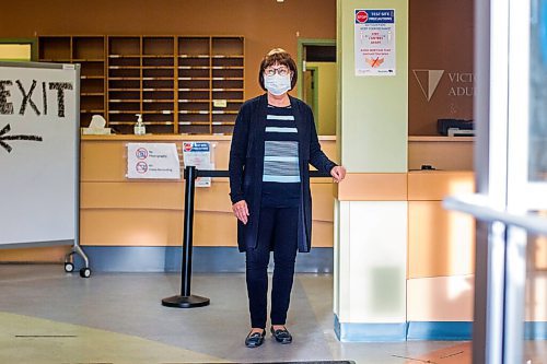 MIKAELA MACKENZIE / WINNIPEG FREE PRESS

Susan Care, COVID-19 testing site volunteer, poses for a portrait at the Pembina Highway location in Winnipeg on Tuesday, Sept. 29, 2020.  Care is a retired public health nurse who since March has volunteered for the WRHA to support the pandemic response. For Danielle Da Silva story.

Winnipeg Free Press 2020