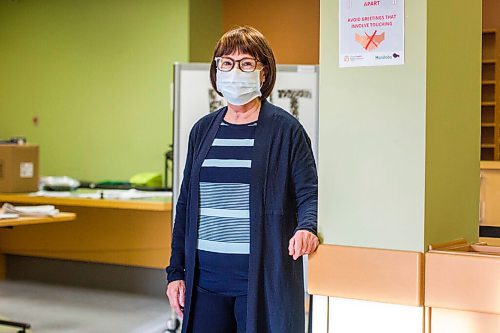 MIKAELA MACKENZIE / WINNIPEG FREE PRESS

Susan Care, COVID-19 testing site volunteer, poses for a portrait at the Pembina Highway location in Winnipeg on Tuesday, Sept. 29, 2020.  Care is a retired public health nurse who since March has volunteered for the WRHA to support the pandemic response. For Danielle Da Silva story.

Winnipeg Free Press 2020