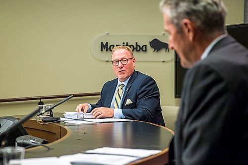 MIKAELA MACKENZIE / WINNIPEG FREE PRESS

Finance minister Scott Fielding (left) and premier Brian Pallister speak to the media at the Manitoba Legislative Building in Winnipeg on Tuesday, Sept. 29, 2020.  For Larry Kusch story.

Winnipeg Free Press 2020