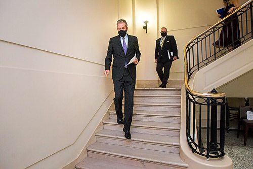 MIKAELA MACKENZIE / WINNIPEG FREE PRESS
Premier Brian Pallister (left) and finance minister Scott Fielding walk to a press conference at the Manitoba Legislative Building in Winnipeg on Tuesday, Sept. 29, 2020. For Larry Kusch story.
Winnipeg Free Press 2020