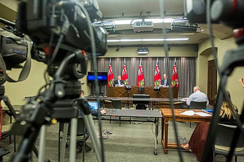 MIKAELA MACKENZIE / WINNIPEG FREE PRESS

Finance minister Scott Fielding (left) and premier Brian Pallister speak to the media at the Manitoba Legislative Building in Winnipeg on Tuesday, Sept. 29, 2020.  For Larry Kusch story.

Winnipeg Free Press 2020