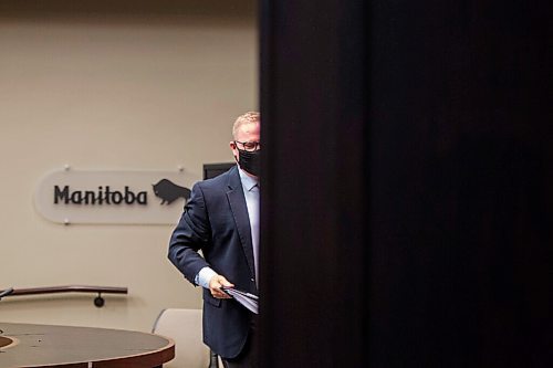 MIKAELA MACKENZIE / WINNIPEG FREE PRESS

Finance minister Scott Fielding leaves after speaking to the media at the Manitoba Legislative Building in Winnipeg on Tuesday, Sept. 29, 2020.  For Larry Kusch story.

Winnipeg Free Press 2020