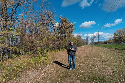 JESSE BOILY  / WINNIPEG FREE PRESS
Jordan McPeek searches for a geocache using the GPS on his phone in Assiniboine Park on Tuesday. Geocaching is like a treasure hunt around the city using GPS locations that hide lists of people who found the cache. Tuesday, Sept. 29, 2020.
Reporter: Brenda Suderman