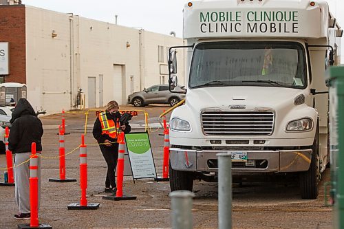 MIKE DEAL / WINNIPEG FREE PRESS
A new mobile COVID-19 test site has set up in the parking lot of Flea Whiskey's right beside Manitoba Student Aid, 1181 Portage Avenue.
200930 - Wednesday, September 30, 2020.