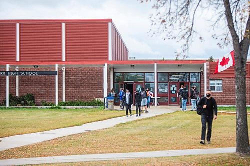 MIKAELA MACKENZIE / WINNIPEG FREE PRESS

Students leave after their half day at Grant Park High School in Winnipeg in Winnipeg on Wednesday, Sept. 30, 2020. For Maggie Macintosh story. 

Winnipeg Free Press 2020