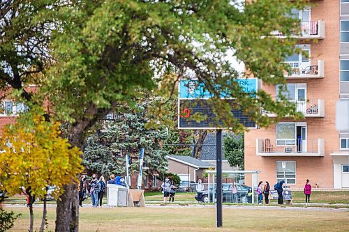 MIKAELA MACKENZIE / WINNIPEG FREE PRESS

Students leave after their half day at Grant Park High School in Winnipeg in Winnipeg on Wednesday, Sept. 30, 2020. For Maggie Macintosh story. 

Winnipeg Free Press 2020