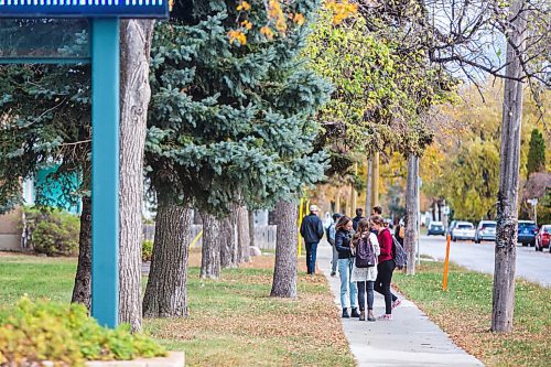 MIKAELA MACKENZIE / WINNIPEG FREE PRESS

High school students at Vincent Massey Collegiate in Winnipeg in Winnipeg on Wednesday, Sept. 30, 2020. For Maggie Macintosh story. 

Winnipeg Free Press 2020