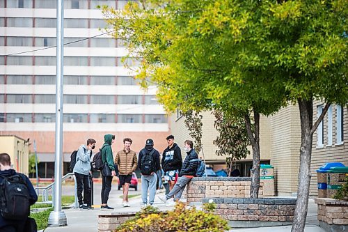 MIKAELA MACKENZIE / WINNIPEG FREE PRESS

High school students at Vincent Massey Collegiate in Winnipeg in Winnipeg on Wednesday, Sept. 30, 2020. For Maggie Macintosh story. 

Winnipeg Free Press 2020