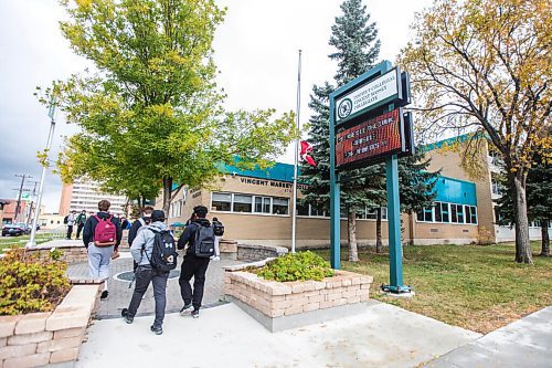 MIKAELA MACKENZIE / WINNIPEG FREE PRESS

High school students at Vincent Massey Collegiate in Winnipeg in Winnipeg on Wednesday, Sept. 30, 2020. For Maggie Macintosh story. 

Winnipeg Free Press 2020