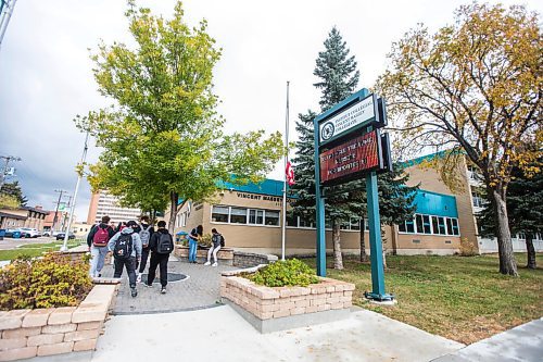 MIKAELA MACKENZIE / WINNIPEG FREE PRESS

High school students at Vincent Massey Collegiate in Winnipeg in Winnipeg on Wednesday, Sept. 30, 2020. For Maggie Macintosh story. 

Winnipeg Free Press 2020