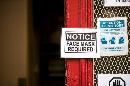 MIKAELA MACKENZIE / WINNIPEG FREE PRESS

Mandatory mask signage on business doors downtown in Winnipeg on Wednesday, Sept. 30, 2020. 

Winnipeg Free Press 2020