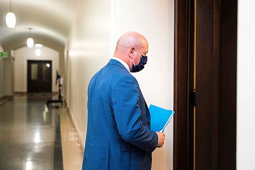 MIKAELA MACKENZIE / WINNIPEG FREE PRESS

Dr. Brent Roussin, Manitoba's chief public health officer, walks in to speak to the media at the Manitoba Legislative Building in Winnipeg on Thursday, Oct. 1, 2020. For Carol Sanders story.

Winnipeg Free Press 2020