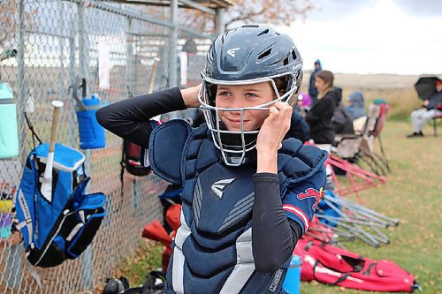 Canstar Community News Kennedy Carriere, the catcher for the U12 Manitoba Angels team, gears up for a game against the U12 Eastman Wildcats on Sept. 27. (GABRIELLE PICHÉ/CANSTAR COMMUNITY NEWS/HEADLINER)