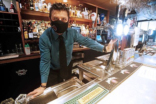JOHN WOODS / WINNIPEG FREE PRESS
Tony Siwicki, owner of Silver Heights Restaurant and Lounge, serves some drinks in his restaurant in Winnipeg Monday, October 5, 2020. The provincial authorities announced restaurants must stop selling alcohol by 10pm and close by 11pm.
Reporter: Taniguchi