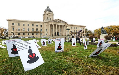 MIKE DEAL / WINNIPEG FREE PRESS
Joel Montgomery, a volunteer with the First Nations Family Advocate Office at the AMC, helps to install nearly 500 signs on the front lawn of the Manitoba Legislative building where the AMC will be begin a Relay Fast in support of First Nations children. 
201007 - October, 7, 2020