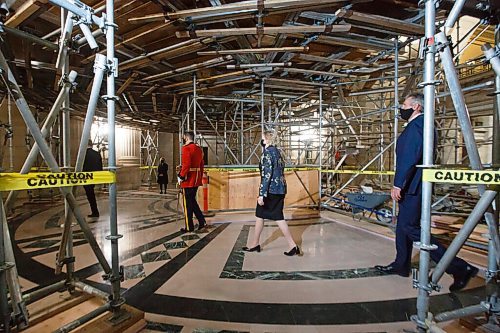 MIKE DEAL / WINNIPEG FREE PRESS
Lieutenant Governor of Manitoba, Janice Filmon, Premier Brian Pallister and other officials pass beneath scaffolding in the rotunda as they head towards the Assembly chambers for the Speech from the throne Wednesday afternoon.
201007 - Wednesday, October 07, 2020.