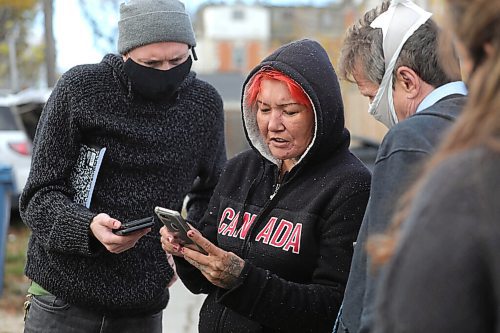 RUTH BONNEVILLE / WINNIPEG FREE PRESS

LOCAL Shooting on Boyd

Witness prepares to show the media video she got of shooting that took place in the back lane of Boyd Ave. on Wednesday afternoon.  Photo of her (no name was obtained) with media on the scene.   

Witnesses say a man wielding a gun shot at police 2 x before police shot him. He was them transported to hospital where he is being treated. Condition of man is unknown at this time.  


Oct 7th, 2020