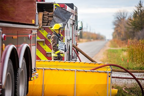 MIKAELA MACKENZIE / WINNIPEG FREE PRESS

The scene of a fire at 1320 Loudoun Road, where water tankers were used to shuttle water to the area, in Winnipeg on Thursday, Oct. 8, 2020. 

Winnipeg Free Press 2020