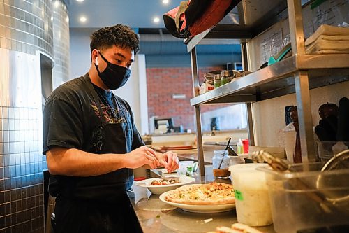 Mike Sudoma / Winnipeg Free Press
Nate Lazaro puts the finishing touches on a chicken and pumpkin pizza, a thanksgiving weekend signature at Carbones in St Vital Wednesday evening
October 7, 2020