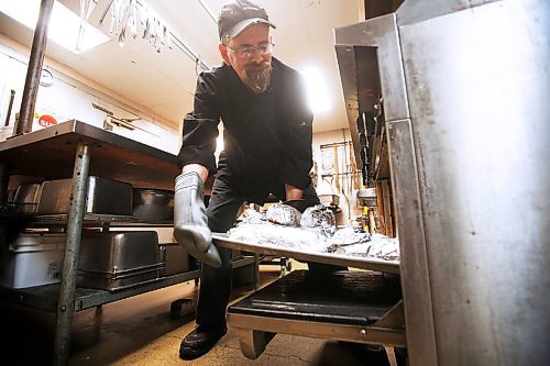 JOHN WOODS / WINNIPEG FREE PRESS
Andrew Tunny, cook at Union Gospel, pre-cooks turkey for the thanksgiving meal Thursday, October 8, 2020. Several groups of 40 people will be served a thanksgiving meal at the mission on Saturday.

Reporter: Waldman