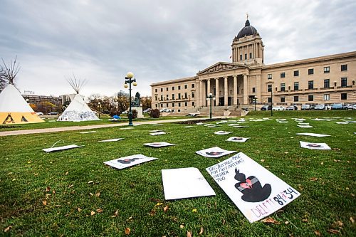 MIKAELA MACKENZIE / WINNIPEG FREE PRESS

Signs advocating for justice for indigenous children cover the lawn at the Manitoba Legislative Building in Winnipeg on Friday, Oct. 9, 2020. Standup.

Winnipeg Free Press 2020