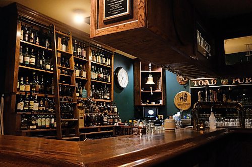 Mike Sudoma / Winnipeg Free Press
By 10:35, the bar tenders and staff are cleaning and counting tills as the last of the groups leave the Toad Friday evening
October 9, 2020