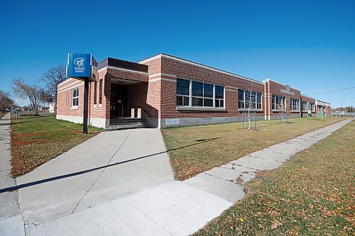 JOHN WOODS / WINNIPEG FREE PRESS
Shaughnessy Park School on Manitoba Ave is photographed Monday, October 12, 2020. A COVID-19 case was reported at Shaughnessy.

Reporter: Waldman