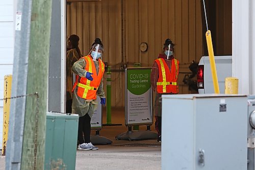MIKE DEAL / WINNIPEG FREE PRESS
A new drive-thru COVID-19 test site opened at 1066 Nairn Ave. this morning. The provincial government said last week the site will initially be able to perform up to 200 tests a day.
201013 - Tuesday, October 13, 2020