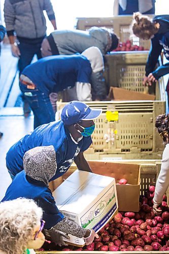 MIKAELA MACKENZIE / WINNIPEG FREE PRESS

Freedom School student Nhial Tut and other volunteers pack thousands of pounds of surplus potatoes and onions to be delivered to community members in Winnipeg on Tuesday, Oct. 13, 2020. For Kellen story.

Winnipeg Free Press 2020