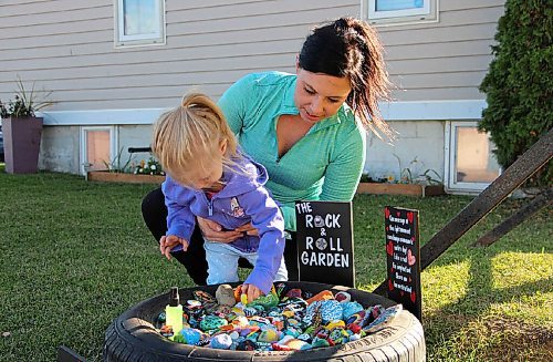 Canstar Community News Ashley Kabel and her daughter Octavia pick rocks from The Rock & Roll Garden on Oct. 6. (GABRIELLE PICHE/CANSTAR COMMUNITY NEWS/HEADLINER)