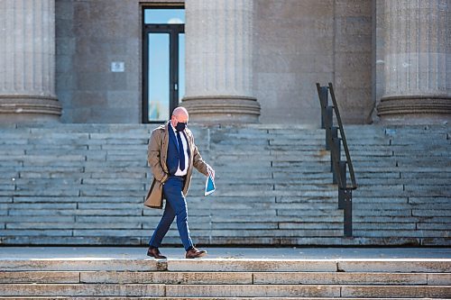 MIKAELA MACKENZIE / WINNIPEG FREE PRESS

Dr. Brent Roussin, chief public health officer, walks out after speaking to the media at the Manitoba Legislative Building in Winnipeg on Tuesday, Oct. 13, 2020. For Danielle story.

Winnipeg Free Press 2020