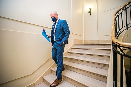 MIKAELA MACKENZIE / WINNIPEG FREE PRESS

Dr. Brent Roussin, chief public health officer, walks in to speak to the media at the Manitoba Legislative Building in Winnipeg on Tuesday, Oct. 13, 2020. For Danielle story.

Winnipeg Free Press 2020