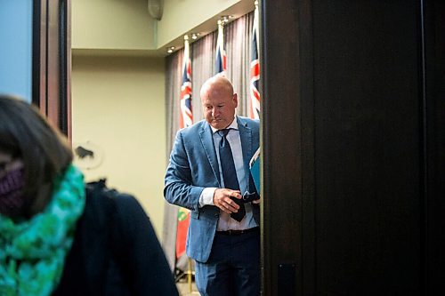 MIKAELA MACKENZIE / WINNIPEG FREE PRESS

Dr. Brent Roussin, chief public health officer, walks out after speaking to the media at the Manitoba Legislative Building in Winnipeg on Tuesday, Oct. 13, 2020. For Danielle story.

Winnipeg Free Press 2020