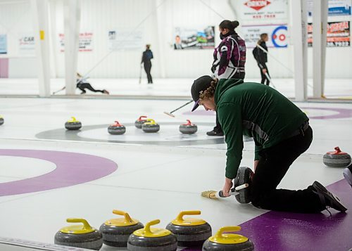 Mike Sudoma / Winnipeg Free Press
Scott Bruce gets ready to take a shot during league play at Assiniboine Curling Club Monday evening
October 13, 2020