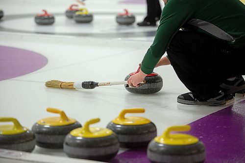 Mike Sudoma / Winnipeg Free Press
Scott Bruce gets ready to take a shot during league play at Assiniboine Curling Club Monday evening
October 13, 2020